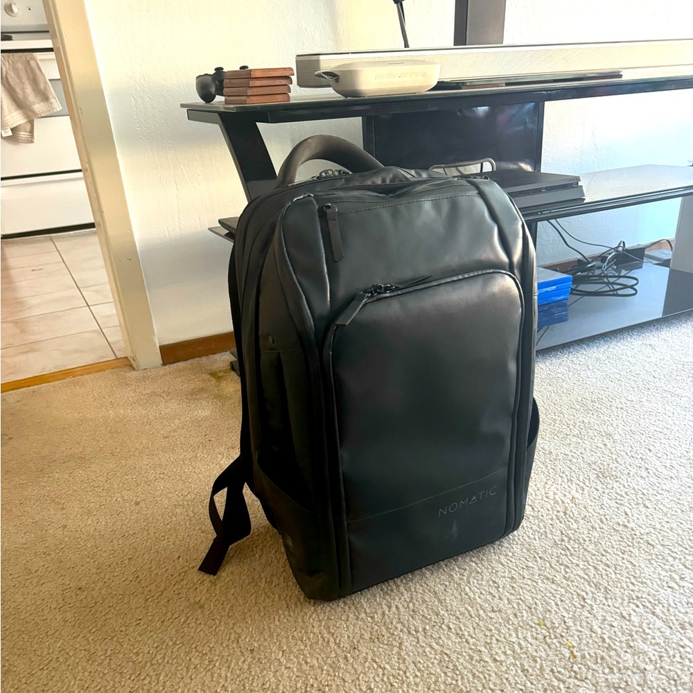 Nomatic expandable travel pack 20 L